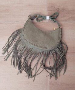 CARTERA SÍMIL GAMUZA COLOR OLIVA CON FLECOS. TAMAÑO 18 CM X 25 CM