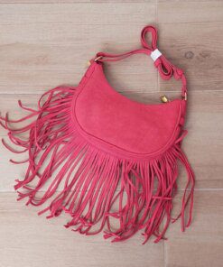 CARTERA SÍMIL GAMUZA COLOR GUINDA CON FLECOS. TAMAÑO 18 CM X 25 CM