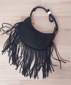 CARTERA SÍMIL GAMUZA COLOR NEGRA CON FLECOS. TAMAÑO 18 CM X 25 CM