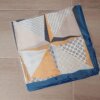 PAÑUELO RASADO ESTAMPADO CON BRÚJULA Y FORMAS GEOMÉTRICAS, BORDE AZUL. TAMAÑO 70 X 70