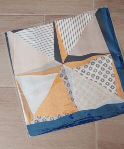 PAÑUELO RASADO ESTAMPADO CON BRÚJULA Y FORMAS GEOMÉTRICAS, BORDE AZUL. TAMAÑO 70 X 70