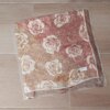 PAÑUELO RASADO ESTAMPADO CON FLORES, GAMA DE MARRONES. TAMAÑO 70 X 70