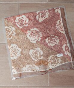 PAÑUELO RASADO ESTAMPADO CON FLORES, GAMA DE MARRONES. TAMAÑO 70 X 70