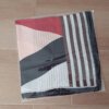 PAÑUELO RASADO ESTAMPADO CON RAYAS Y DIAGONALES, BORDE NEGRO. TAMAÑO 70 X 70