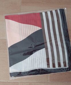 PAÑUELO RASADO ESTAMPADO CON RAYAS Y DIAGONALES, BORDE NEGRO. TAMAÑO 70 X 70