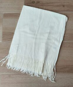 BUFANDA DE PAÑO LISA MARFIL CON FLECOS. MEDIDA APROXIMADA 70 X 180 CM