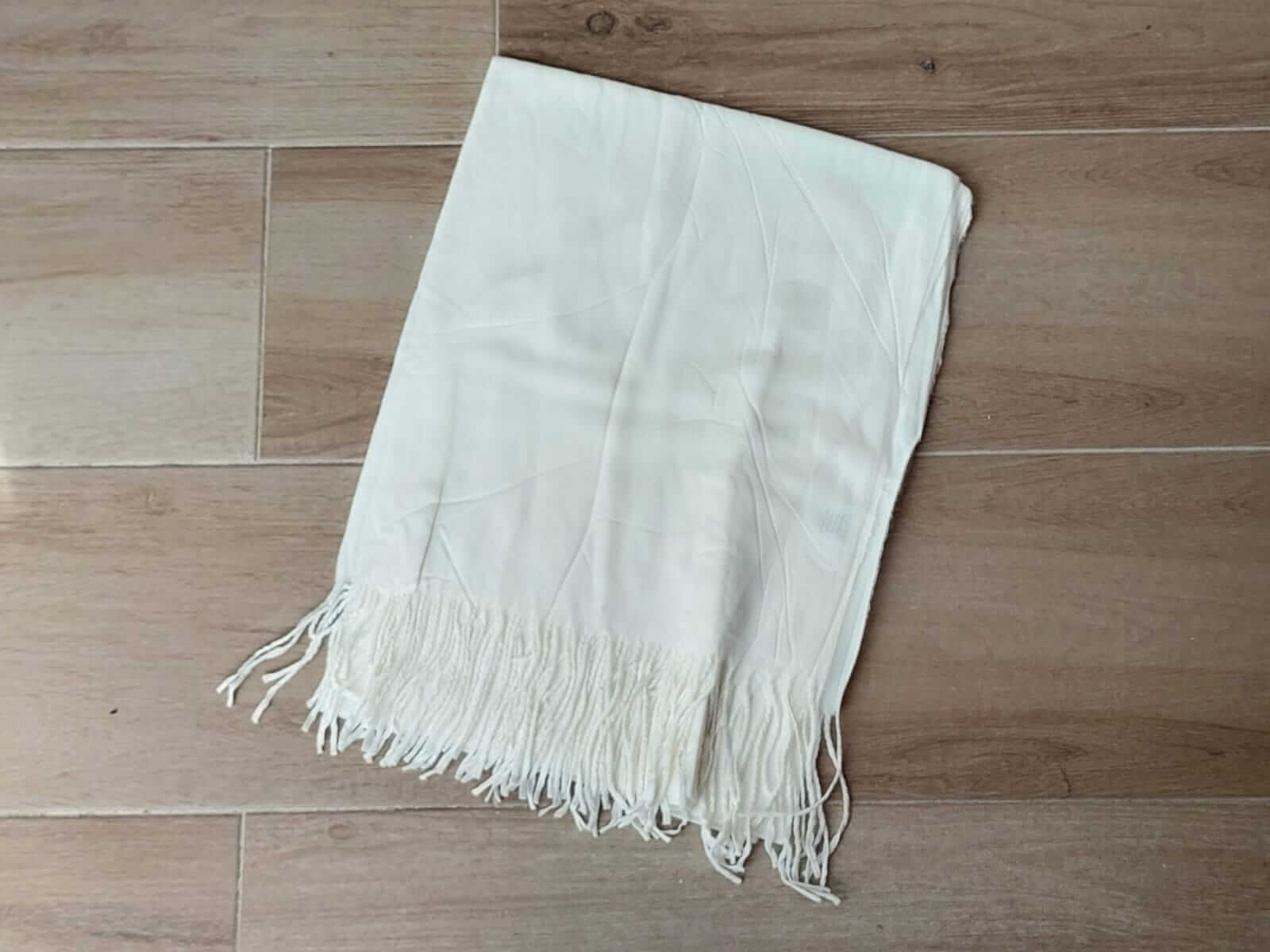 BUFANDA DE PAÑO LISA MARFIL CON FLECOS. MEDIDA APROXIMADA 70 X 180 CM