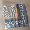 PAÑUELO RASADO ESTAMPADO ANIMAL PRINT, BORDE GRIS Y DORADO. TAMAÑO 70 X 70