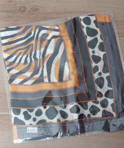 PAÑUELO RASADO ESTAMPADO ANIMAL PRINT, BORDE GRIS Y DORADO. TAMAÑO 70 X 70