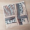 PAÑUELO RASADO ESTAMPADO ANIMAL PRINT, BORDE MARRÓN Y ARENA. TAMAÑO 70 X 70