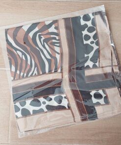 PAÑUELO RASADO ESTAMPADO ANIMAL PRINT, BORDE MARRÓN Y ARENA. TAMAÑO 70 X 70