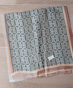 PAÑUELO RASADO ESTAMPADO CUADRANTES CON FIGURAS GEOMÉTRICAS, BORDE MARRÓN. TAMAÑO 70 X 70