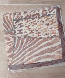 PAÑUELO RASADO ESTAMPADO ANIMAL PRINT COLOR TIERRA. TAMAÑO 70 X 70