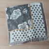 PAÑUELO RASADO ESTAMPADO CUADRANTES CON FLORES Y LUNARES, BORDE GRIS. TAMAÑO 70 X 70