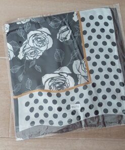 PAÑUELO RASADO ESTAMPADO CUADRANTES CON FLORES Y LUNARES, BORDE GRIS. TAMAÑO 70 X 70