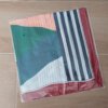 PAÑUELO RASADO ESTAMPADO CON RAYAS Y DIAGONALES, BORDE BORDO. TAMAÑO 70 X 70