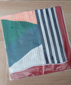 PAÑUELO RASADO ESTAMPADO CON RAYAS Y DIAGONALES, BORDE BORDO. TAMAÑO 70 X 70