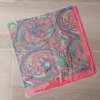 PAÑUELO RASADO ESTAMPADO CON ARABESCOS, FONDO ROJO. TAMAÑO 70 X 70