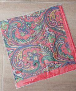 PAÑUELO RASADO ESTAMPADO CON ARABESCOS, FONDO ROJO. TAMAÑO 70 X 70