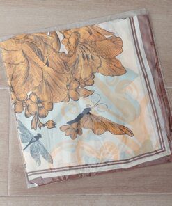 PAÑUELO RASADO ESTAMPADO CON FLOR Y MARIPOSA, BORDE MARRÓN. TAMAÑO 70 X 70