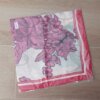 PAÑUELO RASADO ESTAMPADO CON FLOR Y MARIPOSA, BORDE BORDO. TAMAÑO 70 X 70