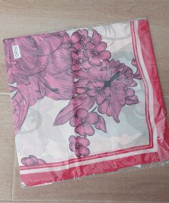 PAÑUELO RASADO ESTAMPADO CON FLOR Y MARIPOSA, BORDE BORDO. TAMAÑO 70 X 70