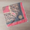 PAÑUELO RASADO ESTAMPADO ANIMAL PRINT, BORDE ROJO. TAMAÑO 70 X 70