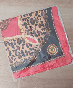 PAÑUELO RASADO ESTAMPADO ANIMAL PRINT, BORDE ROJO. TAMAÑO 70 X 70