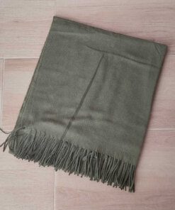 BUFANDA DE PAÑO LISA VERDE OLIVA CON FLECOS. MEDIDA APROXIMADA 70 X 180 CM