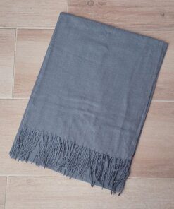 BUFANDA DE PAÑO LISA GRIS CON FLECOS. MEDIDA APROXIMADA 70 X 180 CM