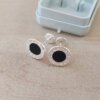 ABRIDOR PLATA ESMALTADO NEGRO CON GRABADO EN BORDES