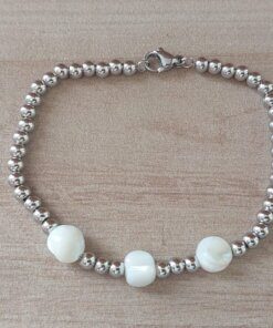 PULSERA DE ACERO DE BOLITAS 3 MM CON TRES BOLITAS DE NÁCAR IRREGULARES EN EL CENTRO. LARGO 18 CM.
