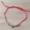 PULSERA EXTENSIBLE DE HILO ROJO CON BOLITAS Y DIJE DE ACERO ESTRELLA CON BOLITAS