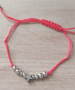 PULSERA EXTENSIBLE DE HILO ROJO CON BOLITAS Y DIJE DE ACERO ESTRELLA CON BOLITAS