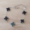 PULSERA DE ACERO ESLABÓN ESPEJITO CON DIJE TIPO VAN CLEEF ACRÍLICO NEGRO. LARGO 17,5 + 6 CM EXT.