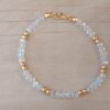 PULSERA DE TANZA CON MOSTACILLAS CRISTAL, DOS BOLITAS 3 MM INTERCALADAS Y TERMINAL DE ACERO DORADO. LARGO 18,5 CM.