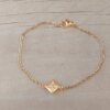 PULSERA DE ACERO DORADO ESLABÓN ESPEJITO CON CENTRO ROMBO FLOR VAN CLEEF NACARADA. LARGO 17,5 CM