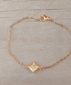 PULSERA DE ACERO DORADO ESLABÓN ESPEJITO CON CENTRO ROMBO FLOR VAN CLEEF NACARADA. LARGO 17,5 CM