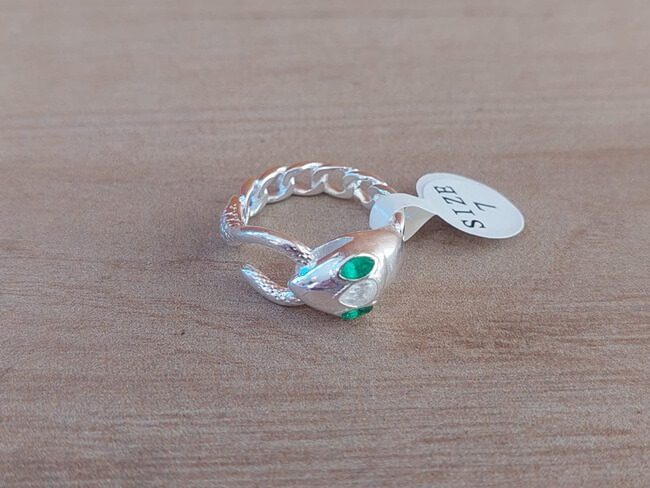 ANILLO DE ACERO BLANCO VÍBORA ESLABÓN GRUMET OJOS STRASS VERDE