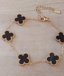 PULSERA DE ACERO DORADO ESLABÓN ESPEJITO CON DIJE VAN CLEEF ACRÍLICO NEGRO. LARGO 17,5 + 6 CM EXT.