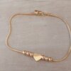 PULSERA DE ACERO DORADO ESLABÓN COLA DE RATÓN CON BOLITAS DE 3 MM Y CORAZÓN CHICO CENTRAL. LARGO 19 CM