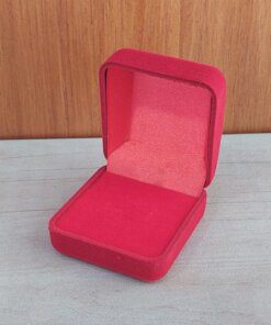 ESTUCHE PANA CUADRADO PARA UN ANILLO X UNID INTERIOR ROJO. MEDIDAS 5.5 CM