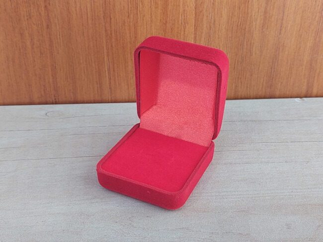 ESTUCHE PANA CUADRADO PARA UN ANILLO X UNID INTERIOR ROJO. MEDIDAS 5.5 CM