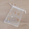 BOLSA DE ORGANZA BLANCA CON ESTRELLAS DORADAS X 100 UNIDADES. MEDIDAS 9 X 12 CM