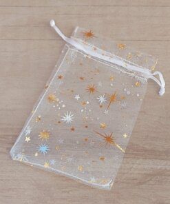BOLSA DE ORGANZA BLANCA CON ESTRELLAS DORADAS X 100 UNIDADES. MEDIDAS 9 X 12 CM