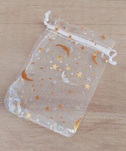 BOLSA DE ORGANZA BLANCA CON LUNAS Y ESTRELLAS DORADAS X 100 UNIDADES. MEDIDAS 9 X 12 CM