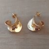 ARO DE ACERO DORADO FORMA ALABEADA CON FRU FRU. TAMAÑO 20 X 12 MM