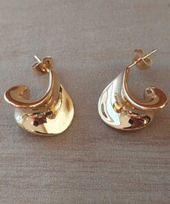 ARO DE ACERO DORADO FORMA ALABEADA CON FRU FRU. TAMAÑO 20 X 12 MM