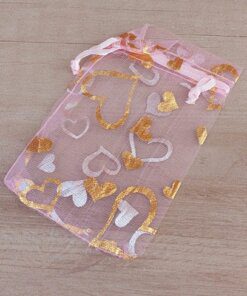 BOLSA DE ORGANZA ROSA CON CORAZONES DORADOS X 100 UNIDADES. MEDIDAS 9 X 12 CM