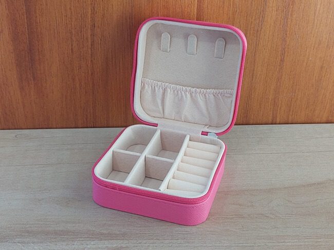 ESTUCHE ALHAJERO DE CUERINA CON CIERRE COLOR FUCSIA. MEDIDAS 9.5 X 9.5 CM